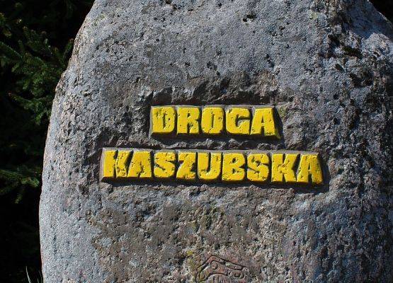 Kamień na skrzyżowaniu w Garczu - umowny początek Drogi Kaszubskiej. fot. Adam Kozłowski grafika