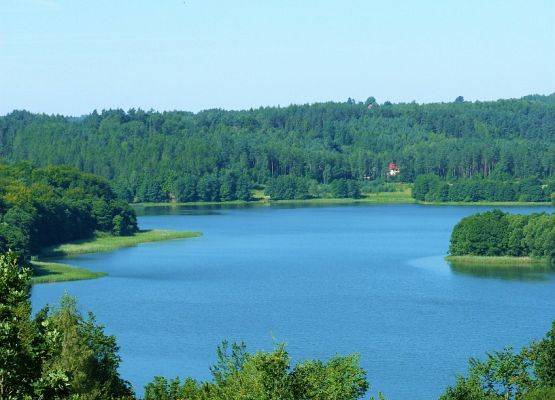 Jezioro Ostrzyckie widok z punktu widokowego Jastrzębia Góra fot. Katarzyna Sikorska grafika