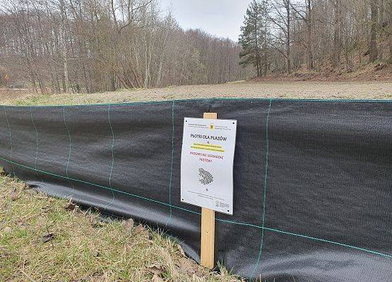 Informacja Kaszubskiego Parku Krajobrazowego, zamontowana na ogrodzeniu ochronnym z informacją żeby nie uszkadzać płotków .